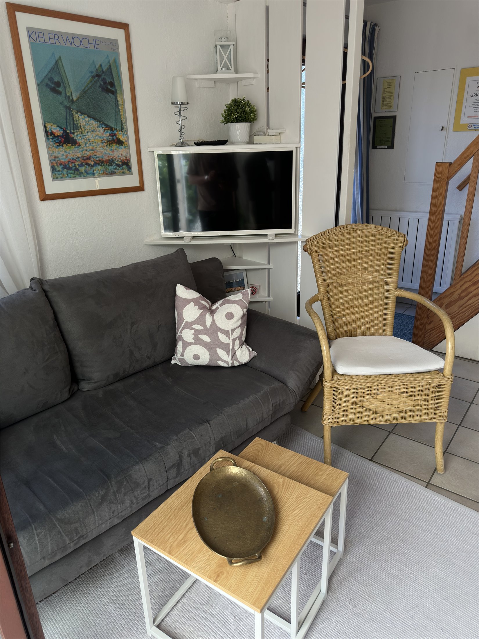 Sofa, Sessel und Fernseher im Wohnbereich